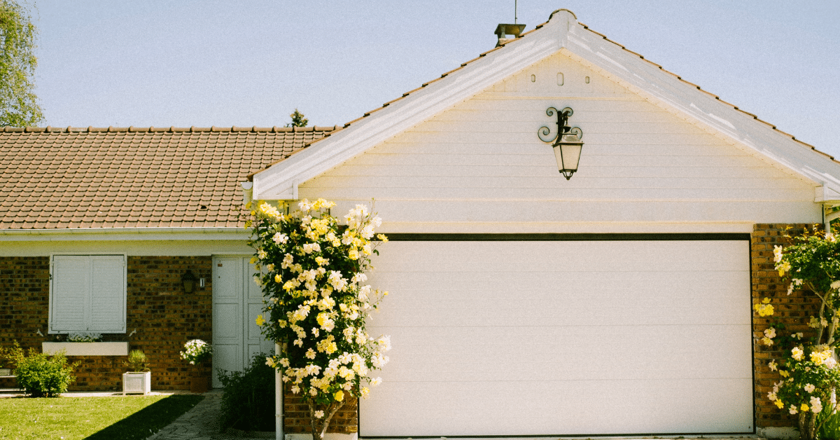 What to Look for When Replacing a Garage Door